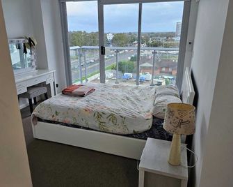 Spacious 3 bedroom, 2 washroom and 2 parking 5 min from train station - Blacktown - Makuuhuone