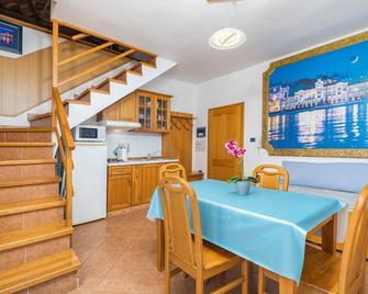 Apartment in Cres with Sea View and Old Town - Cres - Comedor