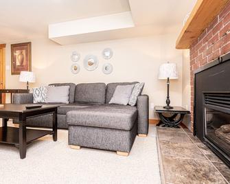Newly Renovated Suite, A Rural Gem Near The Beach And Next To The Kvr - Penticton - Living room
