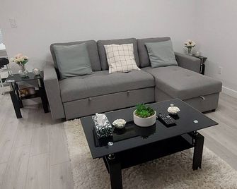 Kingsbury Oasis-2 Minutes from the Highway - Spruce Grove - Living room