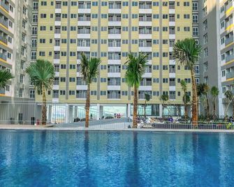 Cozy And Restful Studio Lrt City Sentul - Royal Sentul Park Apartment By Travelio - Bogor - Pool