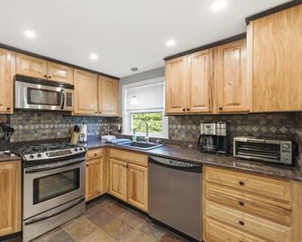 Waterfront Getaway w/ Dock & Lake Views - Atkinson - Cocina