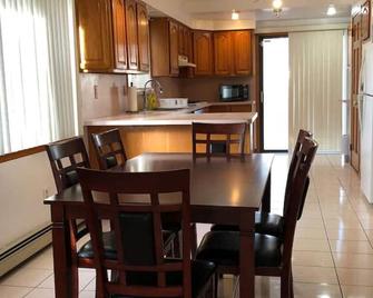 Private house with 4 bedrooms and 2 bathrooms and direct NYC Manhattan train only 10 minute walk away - Edison - Dining room