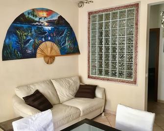 Casa Delfino - Appartamento Centro Storico a due passi dalla Spiaggia & Mare, Porto & Ferrovia - Civitavecchia - Sala de estar