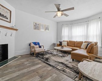 Entire apt near Olmstead Delaware park, North Buffalo, Zoo, UB & 2 Hosp. - Buffalo - Salon