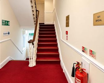 OYO Albany Hotel - Brighton - Pasillo