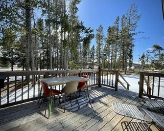 Renovated cabin w stellar lake views, 1 min to lake, 5 miles Discovery Ski Area! - Philipsburg - Balcón