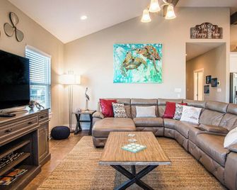 Tortuga Landing - Port Aransas - Living room