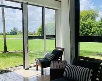 Lovely Country Club 2 Bedroom Condo Lake & Golf Course View Peaceful & Gorgeous - Weston - Wohnzimmer