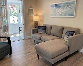 Entire cottage in Lakeside Marblehead, Ohio - New Listing - Marblehead - Sala de estar