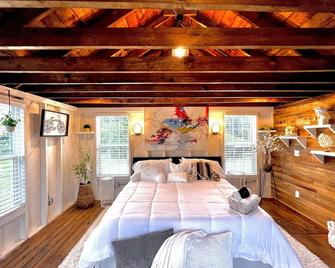 Tiny House Hideaway with King sized Bed - Cape Charles - Bedroom