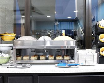 Days Inn by Wyndham Marianna - Marianna - Buffet