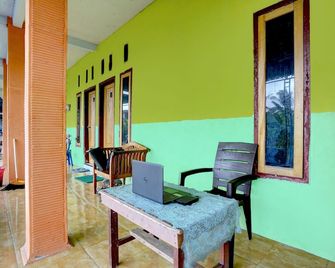 Hotel O Anisah Adil Homestay Syariahnearsmart Kampung Desa Pakistaji - Banyuwangi - Patio