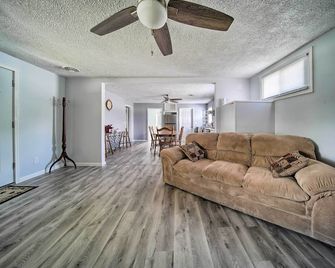 Spacious Geneva House Less Than 5 Mi to The Strip! - Geneva - Sala de estar