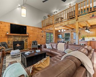 Bryson City Cabin, Game Loft, Hot Tub, Fire Pit - Bryson City