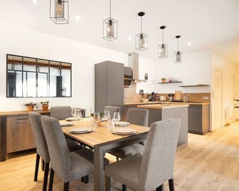 In the hyper-center, a stone's throw from Vieux-Lyon and Les Subsistances - Lyon - Dining room