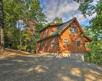 Secluded Cabin with Deck 13 Miles to Downtown Murphy - Murphy - Building