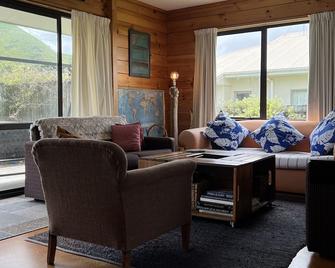 Karo Cottage,Taylors Bay - comfortable and cosy for your next beach holiday. - Mahia - Living room