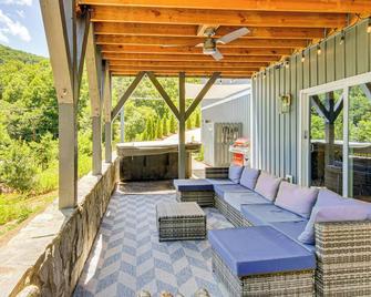 Comfy Asheville Vacation Rental with Hot Tub! - Asheville - Innenhof