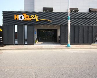 Muan Namak Oneul Hotel - Muan - Building