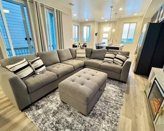 Views and Adventure Awaits - Beautiful Townhome near Denver Int'l Airport - Commerce City - Sala de estar