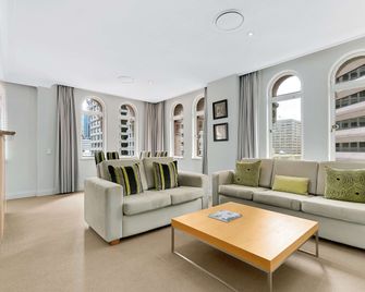 The Manor Apartment Hotel - Brisbane - Living room