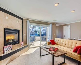 Awesome 3br 2bth 1 Block To Beach C2 - Newport Beach - Vardagsrum