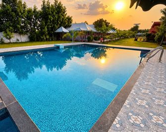 The Royal Heritage Tent Resort - Statue Of Unity - Rājpīpla - Pool