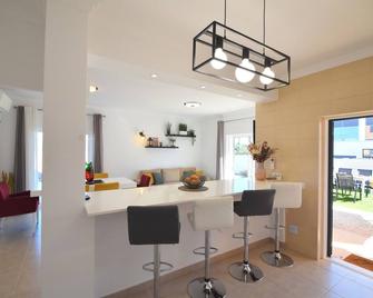 Villa Barros, with private swimming pool, in a quiet and peaceful area. - Algoz