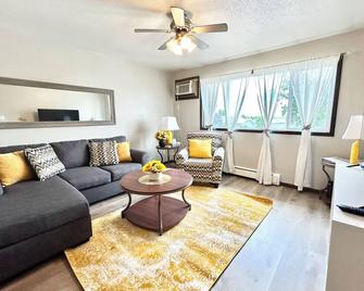 Charming & Spacious Apartment with Deck - Marion - Living room