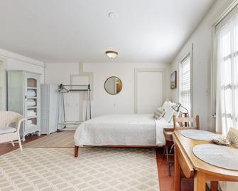 Downtown, ground floor studio near the ocean w/patio, outdoor dining area & more - Wiscasset - Bedroom