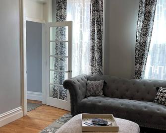 Cozy Historic Brick Home near coors field close to lower Larimer St., \n - Denver - Phòng khách
