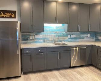 mini-island view retreat - Kodiak - Kitchen