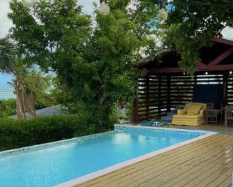 Pepper Town Villa is a 2 bedroom 2.5 bed villa with a pool and of outdoor space - Whitby - Piscina