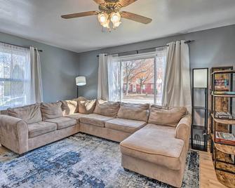 Charming Family Home about 4 Mi to Granite Peak! - Wausau - Living room