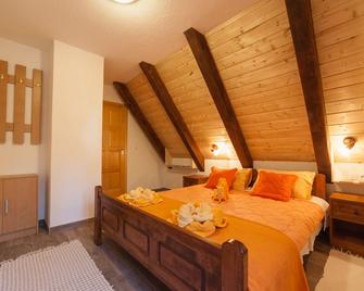 هاوس روستيكو - كورنيكا - غرفة نوم