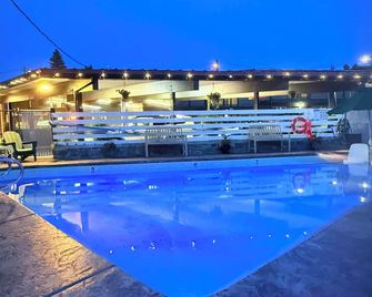 Timbers Inn And Suites - אשלנד - בריכה