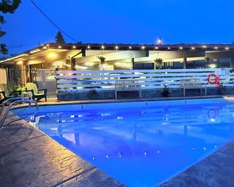 Timbers Inn And Suites - Ashland - Piscina