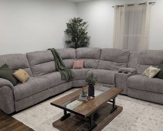 Delightful 2-bedroom house with WiFi, AC between Greentown & Kokomo - Greentown - Living room