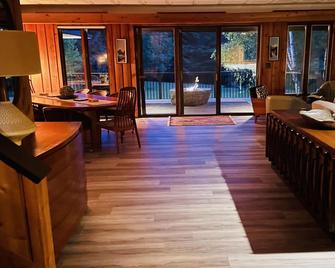 Large Mid-Century Villa Near The Wisconsin Dells, Devils Lake, Cascade And More - Portage - Living room
