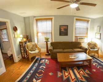 Family Friendly Suite a block from Lake Michigan - Frankfort - Sala de estar