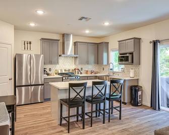 Spacious Family Home in Stockton - Pets Welcome! - Stockton - Cocina