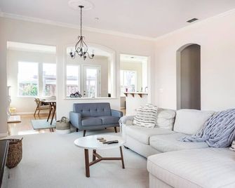 Spacious 4-Bedroom Single-Story Home in Brentwood - Brentwood - Huiskamer