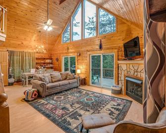 1 bedroom with a loft and hot tub cabin 45 minutes to Asheville - Marion - Huiskamer
