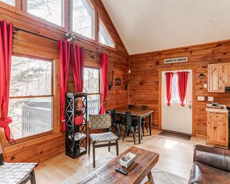 The Happy Camper - Helen - Dining room