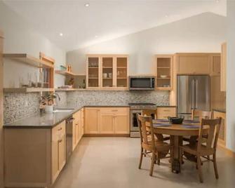 modern cottage with yard and play area and parking in downtown Pismo! - Pismo Beach - Küche