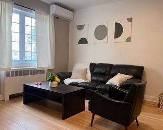 Beautiful furnished and renovated condo! - Montreal - Living room