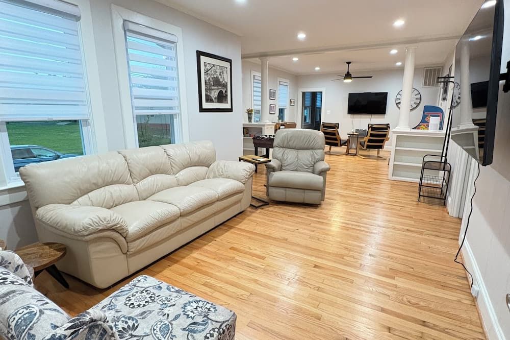 Charming 3-bedroom bungalow in Quantico Town 2 King Beds Game Room Entire Home!