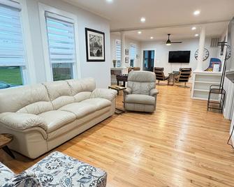 Charming 3-bedroom bungalow in Quantico Town 2 King Beds Game Room Entire Home! - Quantico - Sala de estar