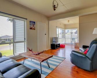 Waves Luxury Suites - Port Campbell - Living room